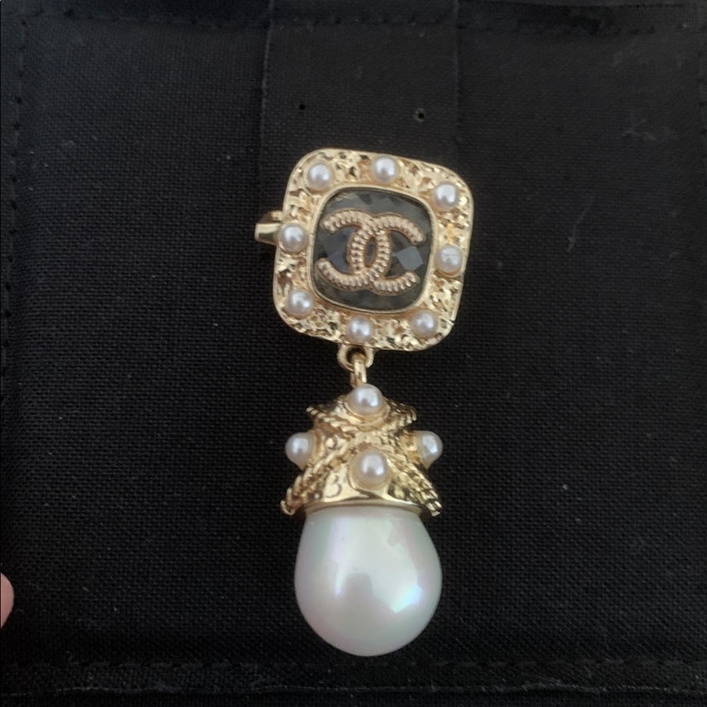 CHANEL Gold and Pearl Drop Brooch